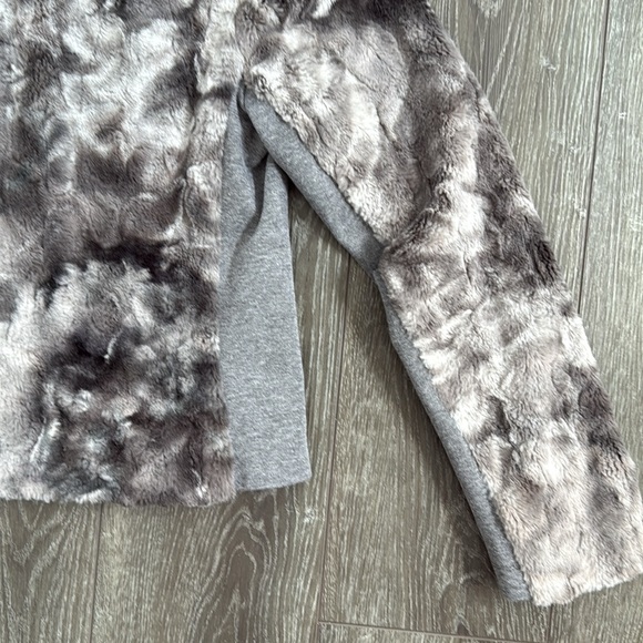 CAbi Faux fur jacket size medium - Picture 7 of 7